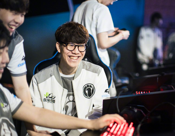 开云手机-库里在SKT比赛中反败为胜，重返赛场引发热议！比赛高潮迭起-开云手机